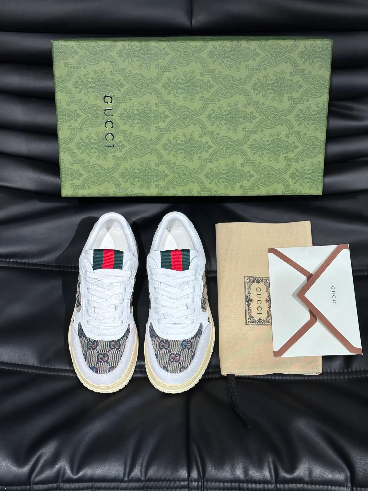 Men's shoes 💰p480 "GUCC*" Re series 👫 Couple style webbed leather sneakers, as the first sneakers created by Sabato De Sarno for Gucci, the Re-Web series reinterprets the brand's classic stripes, with bold and unique details to set off a modern silhouette design. This shoe is crafted from iconic classic GG canvas and white leather. This new sneaker is ingeniously decorated with many of the brand's classic details, and is equipped with a bright red and green webbing tongue, which will make people fall in love at first sight. Women’s size 35-39. Men’s size 38-44